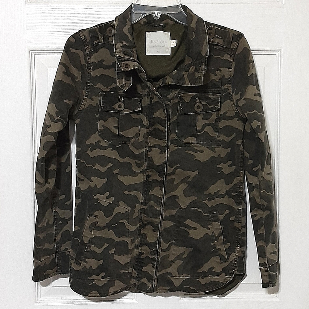 Altard State long sleeve camo shacket size XS.